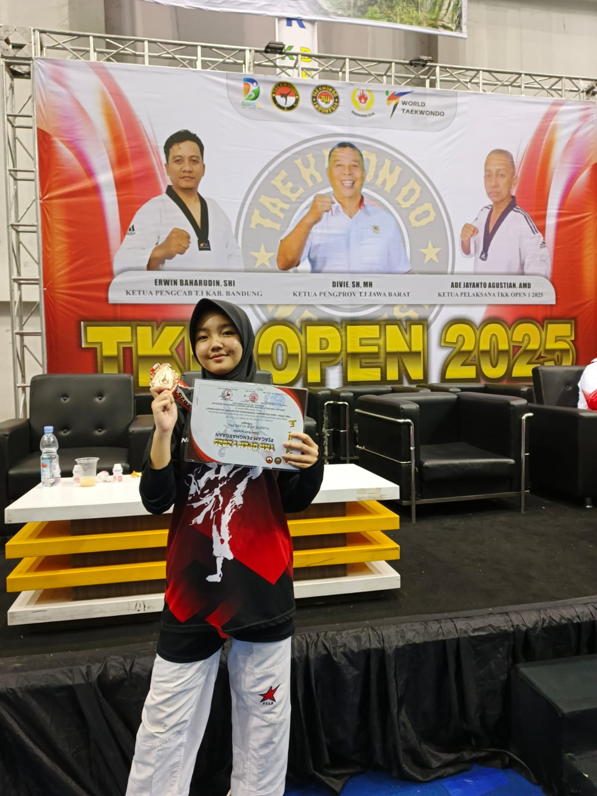 Nadine menerima medali di podium