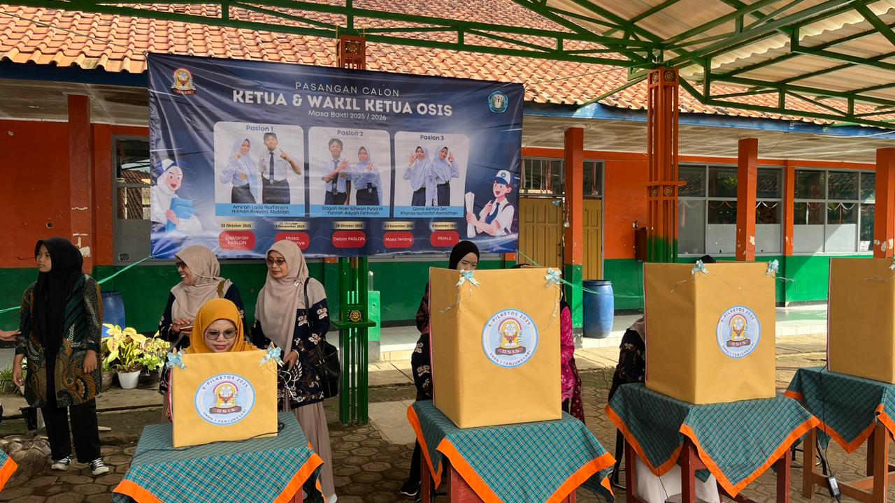 Proses e-Voting OSIS oleh siswa di lapangan