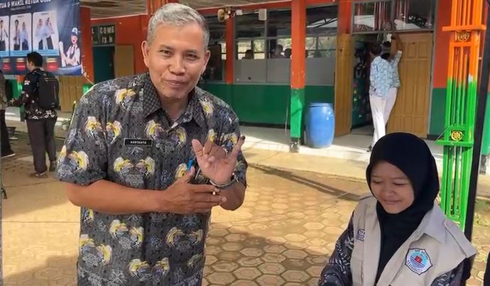 Panitia dan guru memantau sistem e-Voting