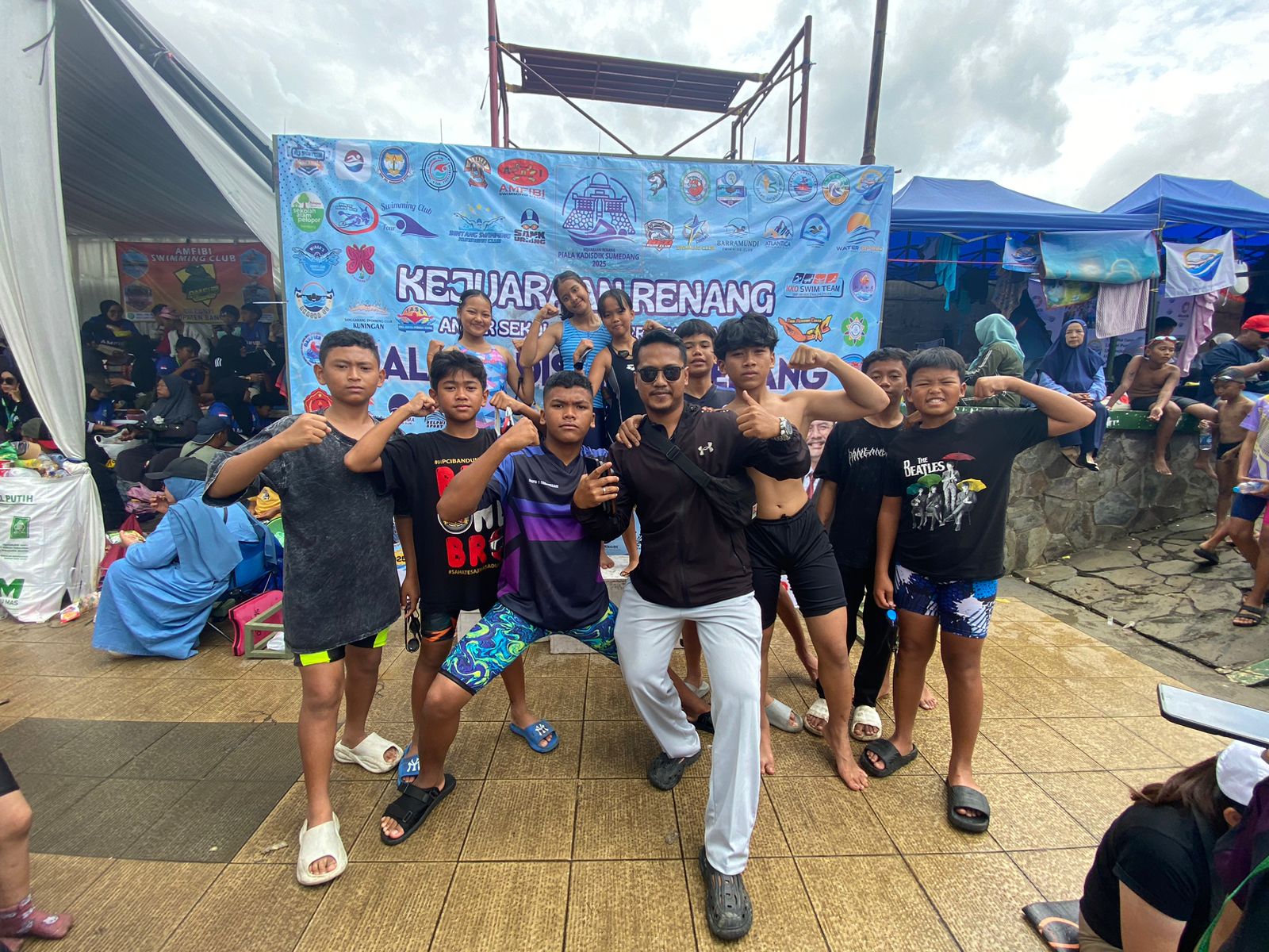 Tim renang SMPN 1 Tanjungsari bersama pelatih