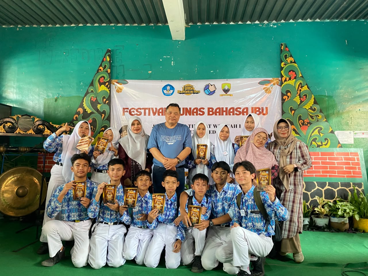 Keluarga Besar SMPN 1 Tanjungsari