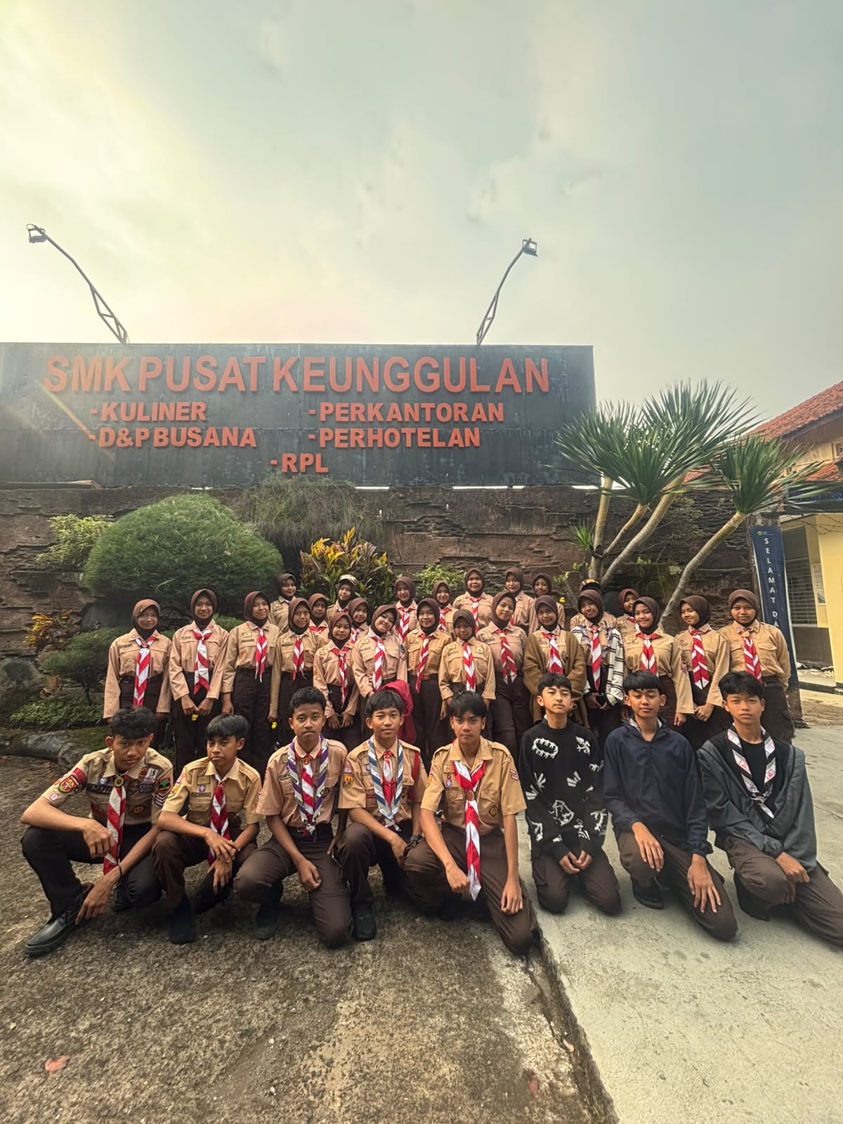 Siswa-siswi Pramuka SMPN 1 Tanjungsari bersama piala